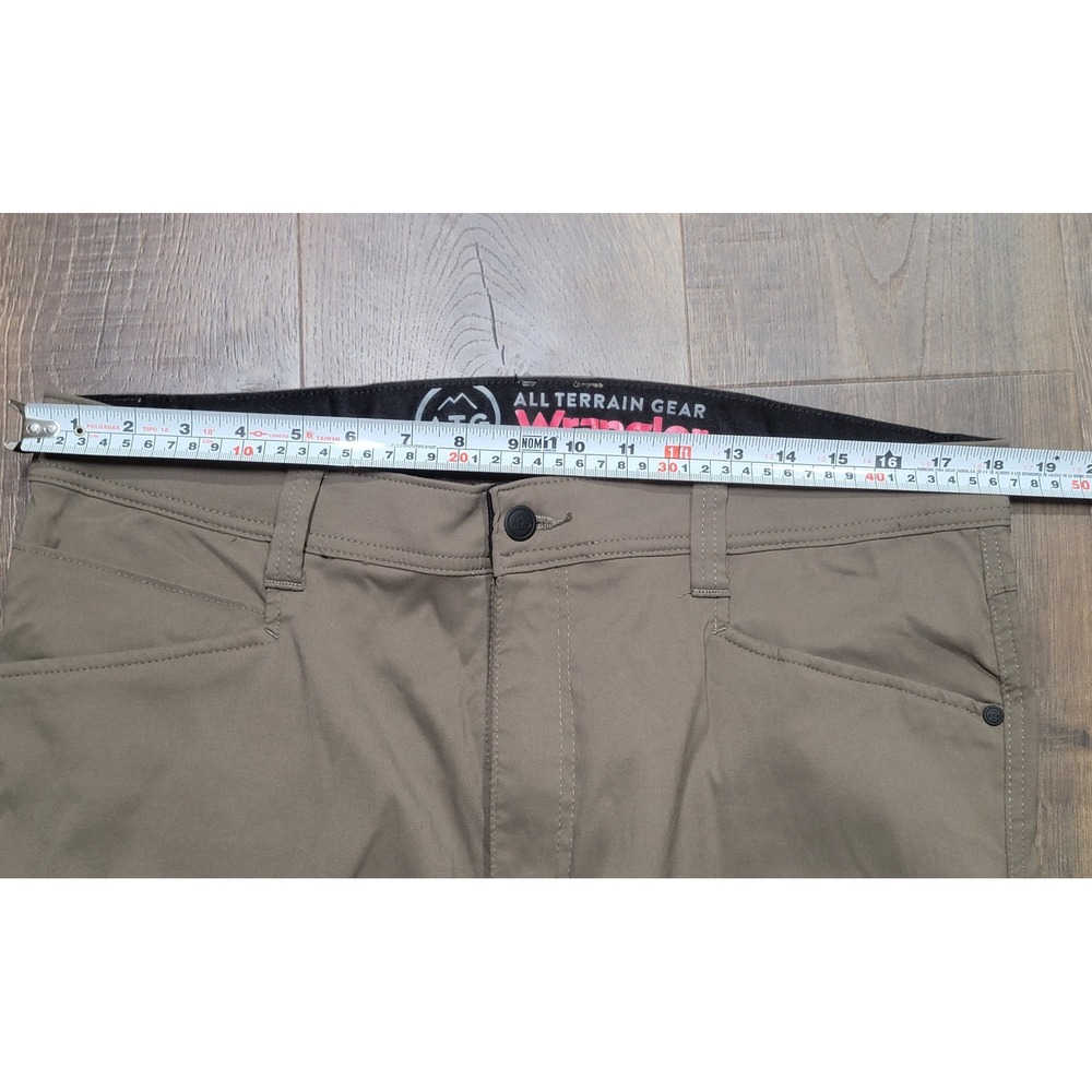 Wrangler ATG All Terrain Gear Mens Tan Cargo Pants Size 36x32 Zip Pockets
